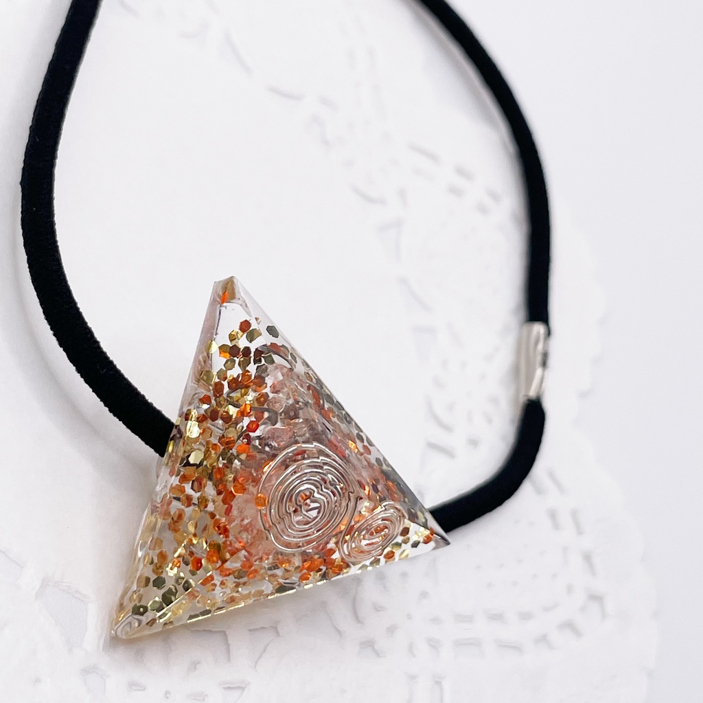 概念アクセ|推しカラーにも◎ ぬいアクセにも◎|三角錐オルゴナイトの天然石ヘアゴム/オレンジ×イエロー・水晶|or-064
