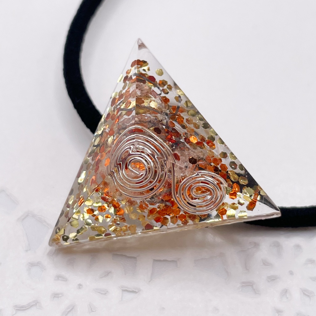 概念アクセ|推しカラーにも◎ ぬいアクセにも◎|三角錐オルゴナイトの天然石ヘアゴム/オレンジ×イエロー・水晶|or-064