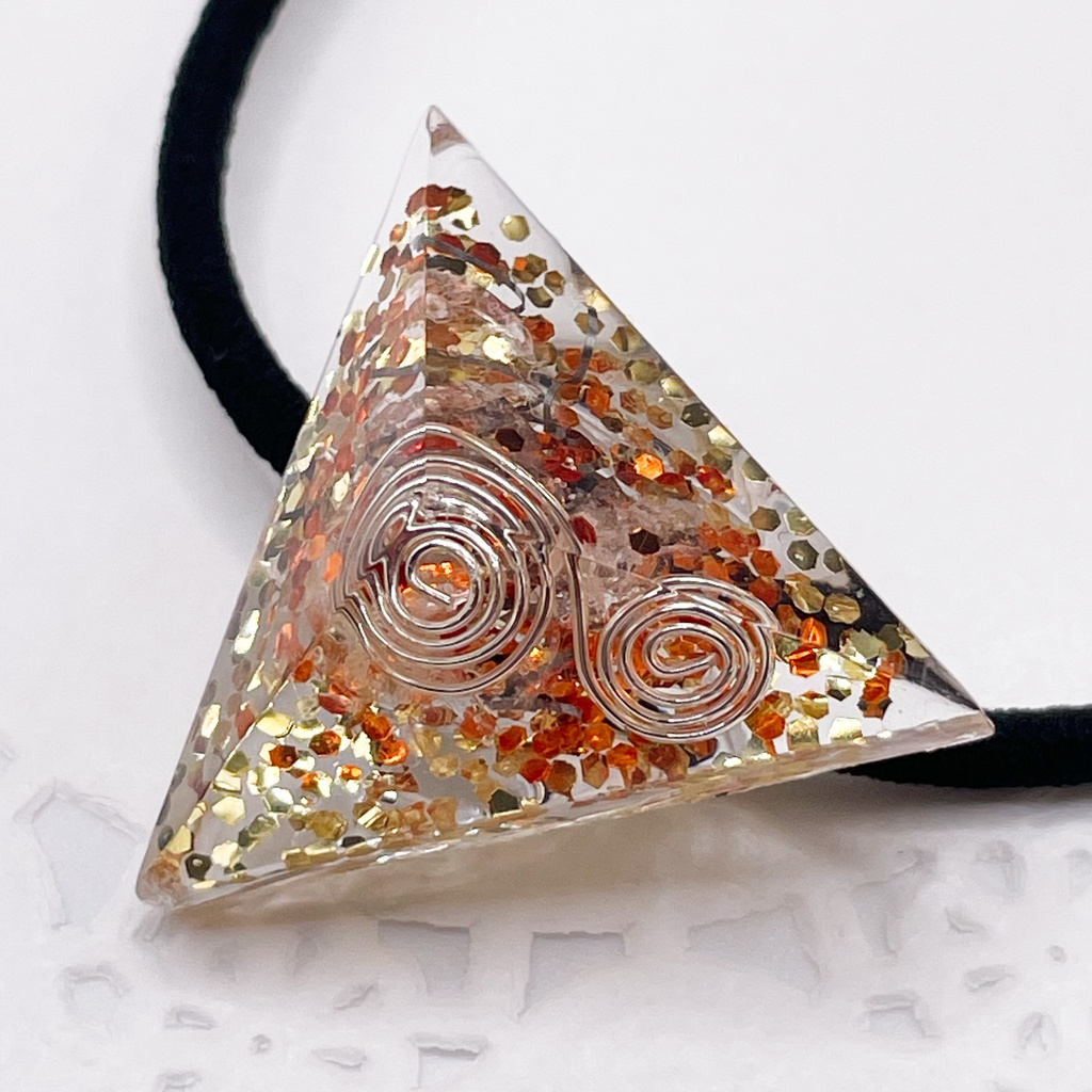 概念アクセ｜推しカラーにも◎ ぬいアクセにも◎｜三角錐オルゴナイトの天然石ヘアゴム/オレンジ×イエロー・水晶｜or-064