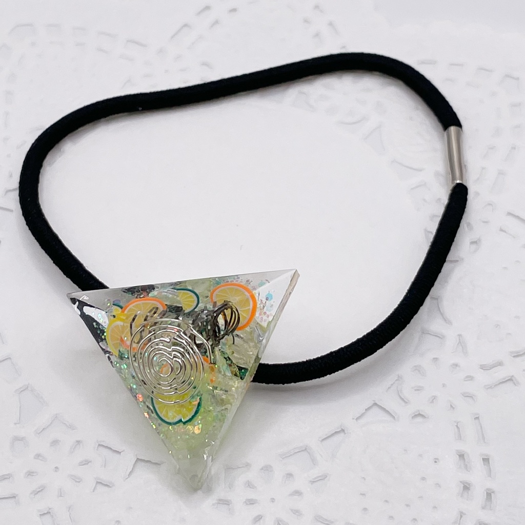 【Sale】概念アクセ|推しカラーにも◎ ぬいアクセにも◎|三角錐オルゴナイトの天然石ヘアゴム/フルーツ・レモンクォーツ|or-049