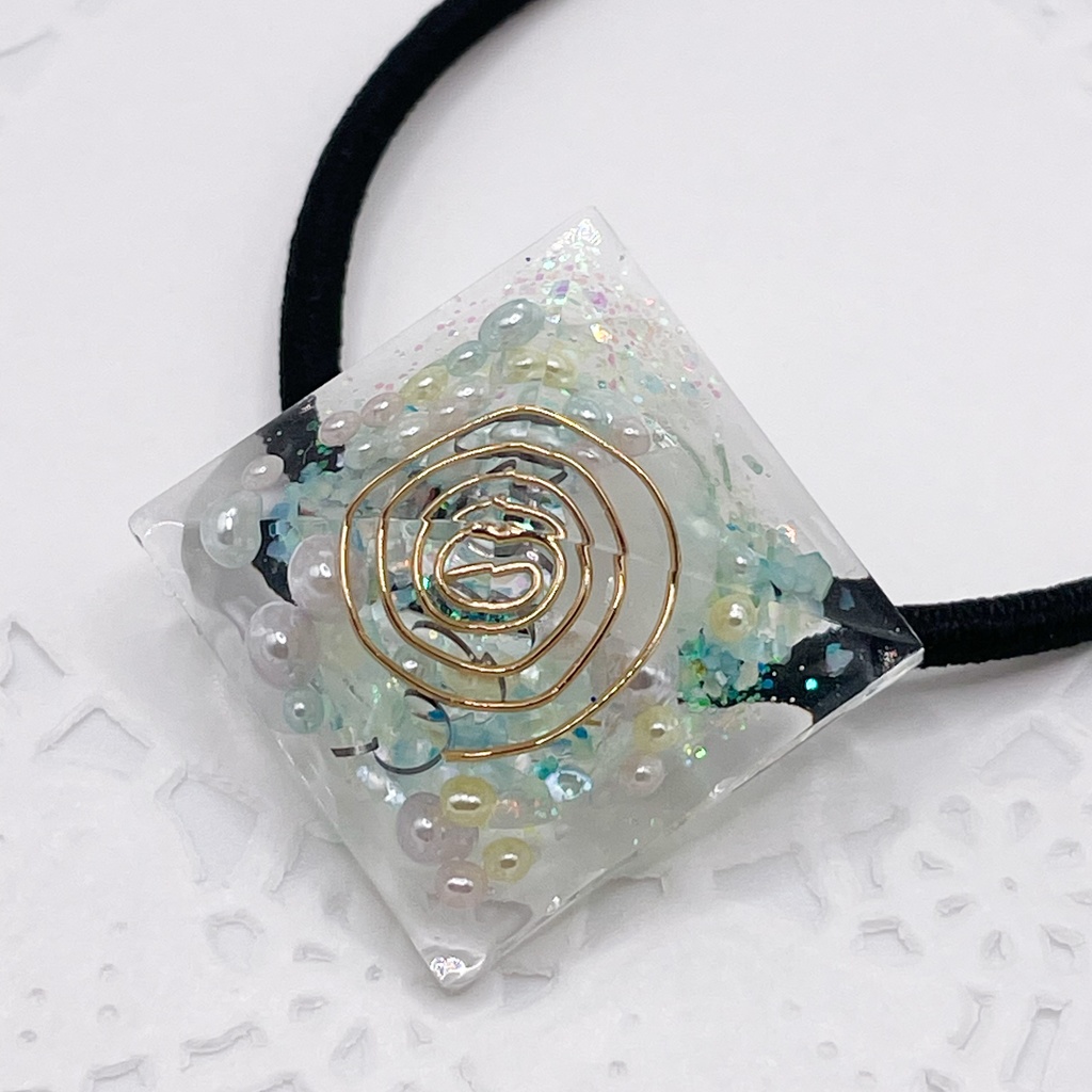 【Sale】ぬいアクセにも◎|四角錐オルゴナイトの天然石ヘアゴム/パール・水晶|or-050