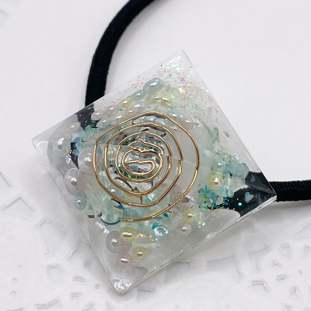【Sale】ぬいアクセにも◎|四角錐オルゴナイトの天然石ヘアゴム/パール・水晶|or-050