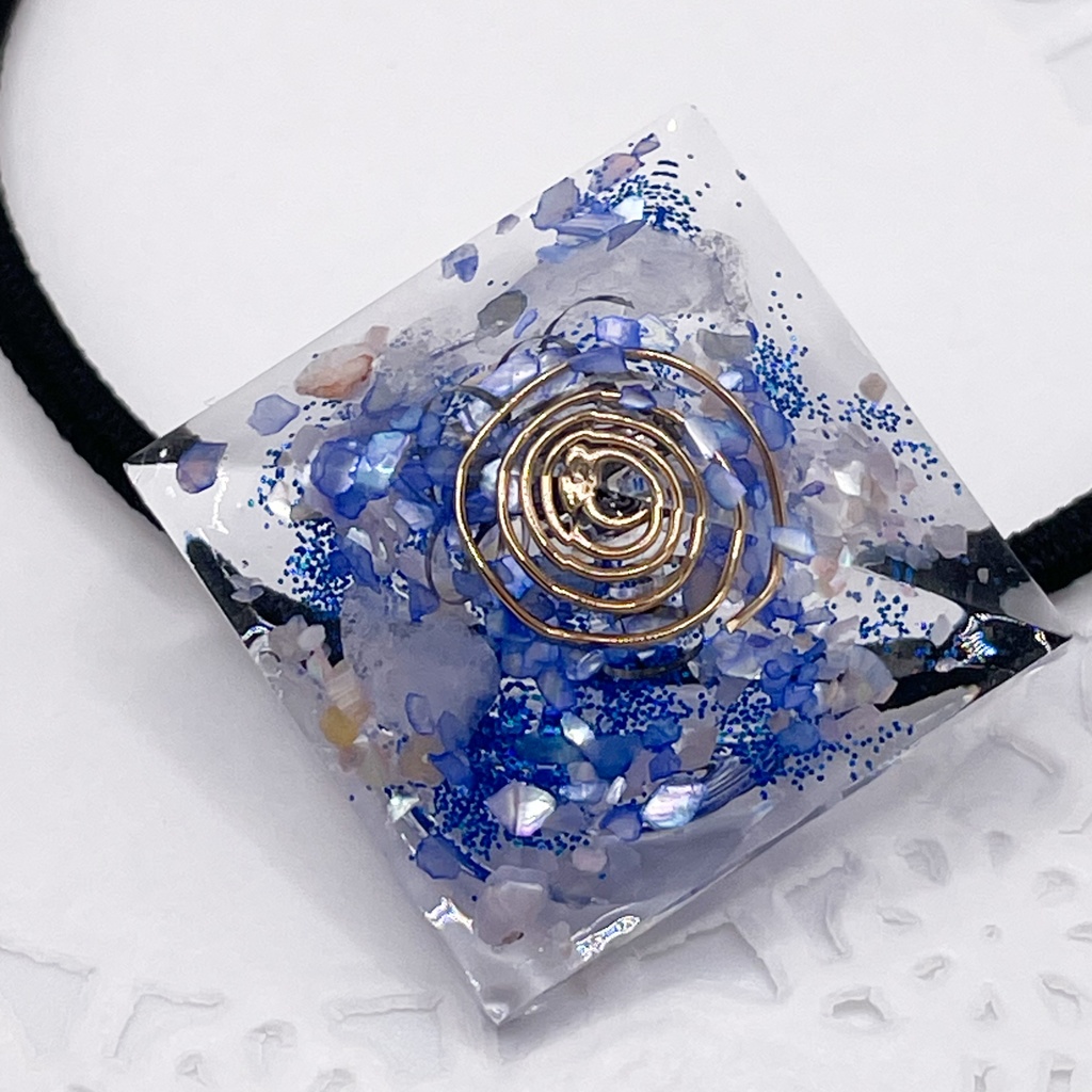 【Sale】概念アクセ|推しカラーにも◎ ぬいアクセにも◎|四角錐オルゴナイトの天然石ヘアゴム/ブルー・水晶|or-051