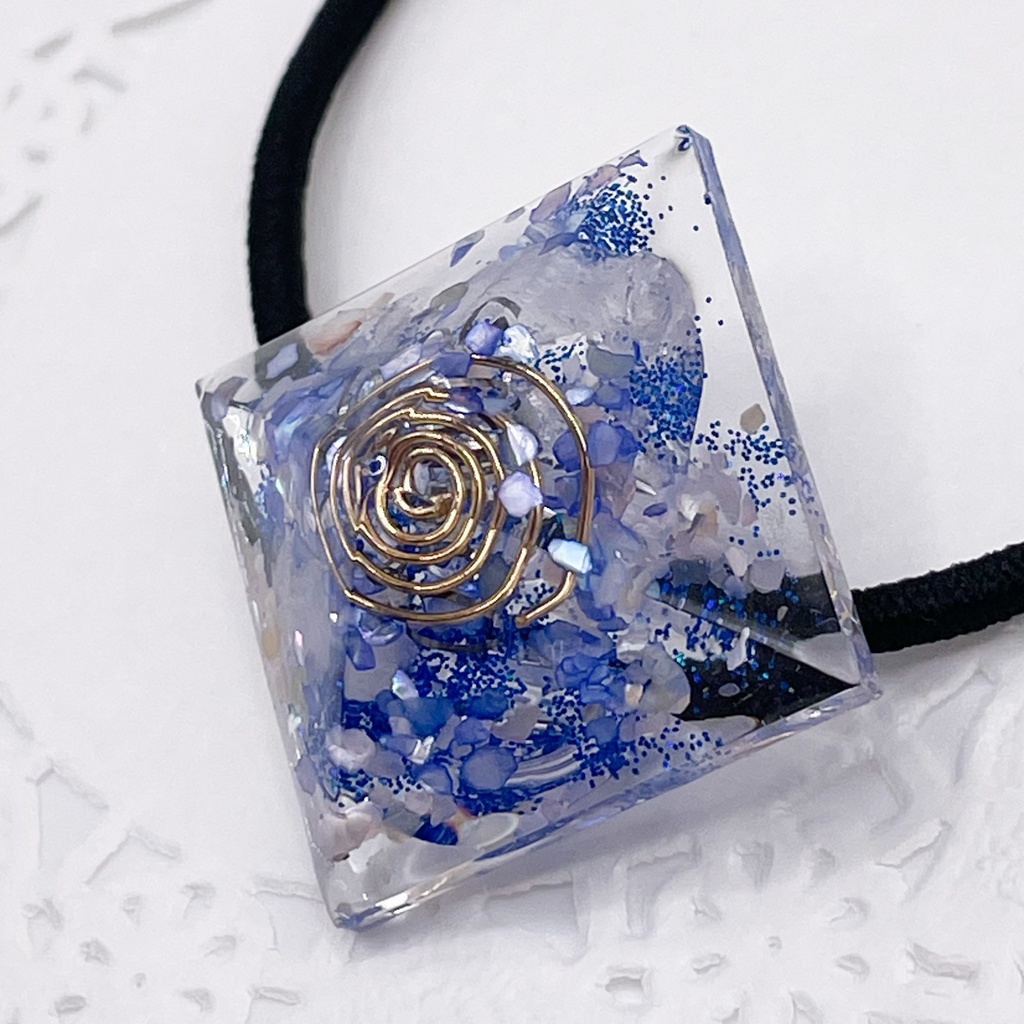 【Sale】概念アクセ|推しカラーにも◎ ぬいアクセにも◎|四角錐オルゴナイトの天然石ヘアゴム/ブルー・水晶|or-051