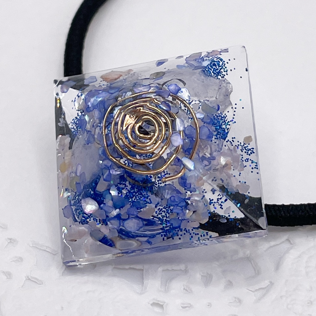 【Sale】概念アクセ|推しカラーにも◎ ぬいアクセにも◎|四角錐オルゴナイトの天然石ヘアゴム/ブルー・水晶|or-051