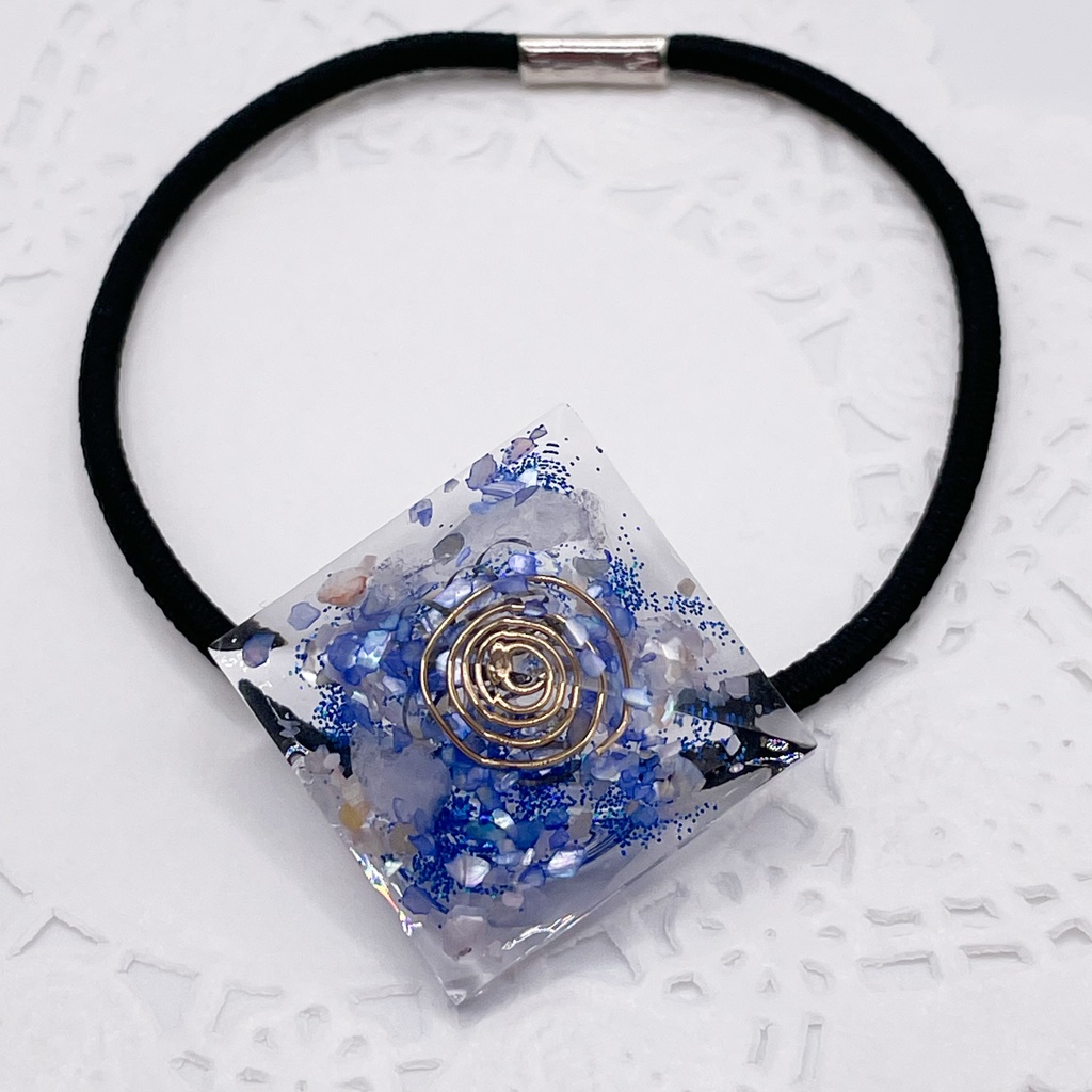 【Sale】概念アクセ|推しカラーにも◎ ぬいアクセにも◎|四角錐オルゴナイトの天然石ヘアゴム/ブルー・水晶|or-051