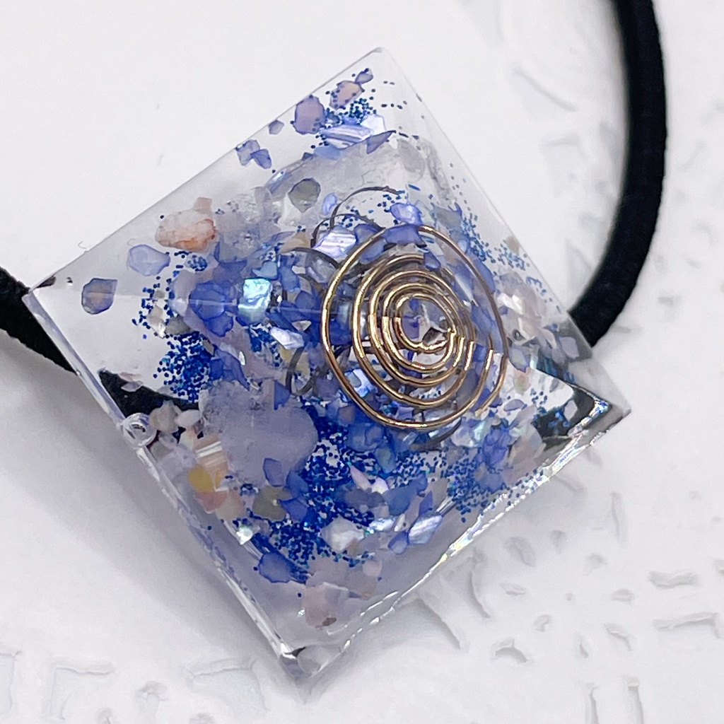 【Sale】概念アクセ|推しカラーにも◎ ぬいアクセにも◎|四角錐オルゴナイトの天然石ヘアゴム/ブルー・水晶|or-051