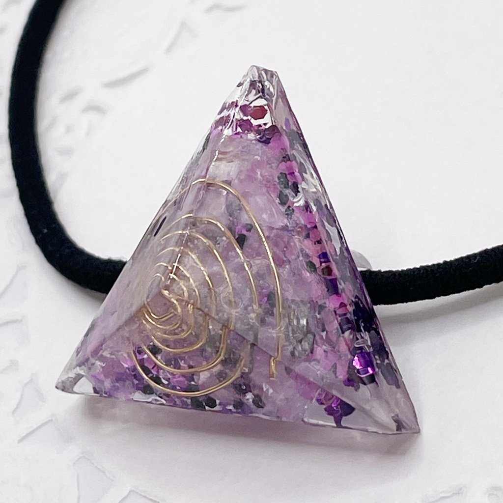 概念アクセ|推しカラーにも◎ ぬいアクセにも◎|三角錐オルゴナイトの天然石ヘアゴム/紫・ローズクォーツ|or-065