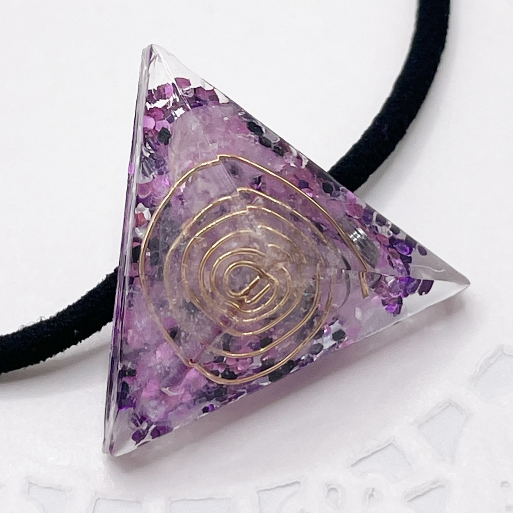 概念アクセ｜推しカラーにも◎ ぬいアクセにも◎｜三角錐オルゴナイトの天然石ヘアゴム/紫・ローズクォーツ｜or-065