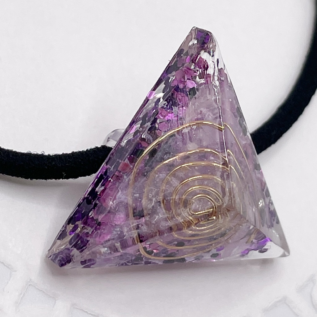 概念アクセ|推しカラーにも◎ ぬいアクセにも◎|三角錐オルゴナイトの天然石ヘアゴム/紫・ローズクォーツ|or-065