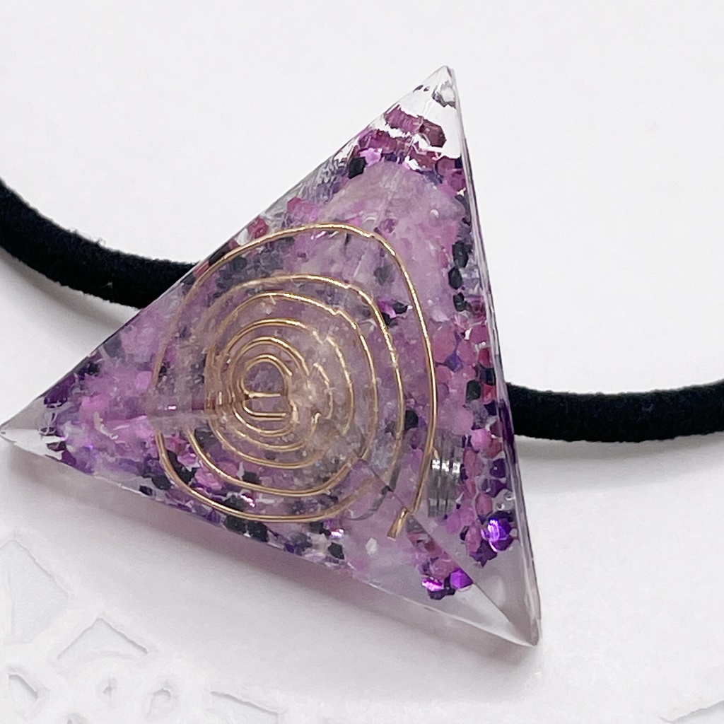 概念アクセ|推しカラーにも◎ ぬいアクセにも◎|三角錐オルゴナイトの天然石ヘアゴム/紫・ローズクォーツ|or-065