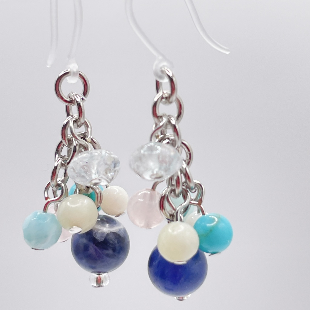 アシリパ概念アクセ|推しカラーにも◎ ソーダライト&ターコイズ&ローズクォーツの天然石ピアス(イヤリング/チャーム)|u-034