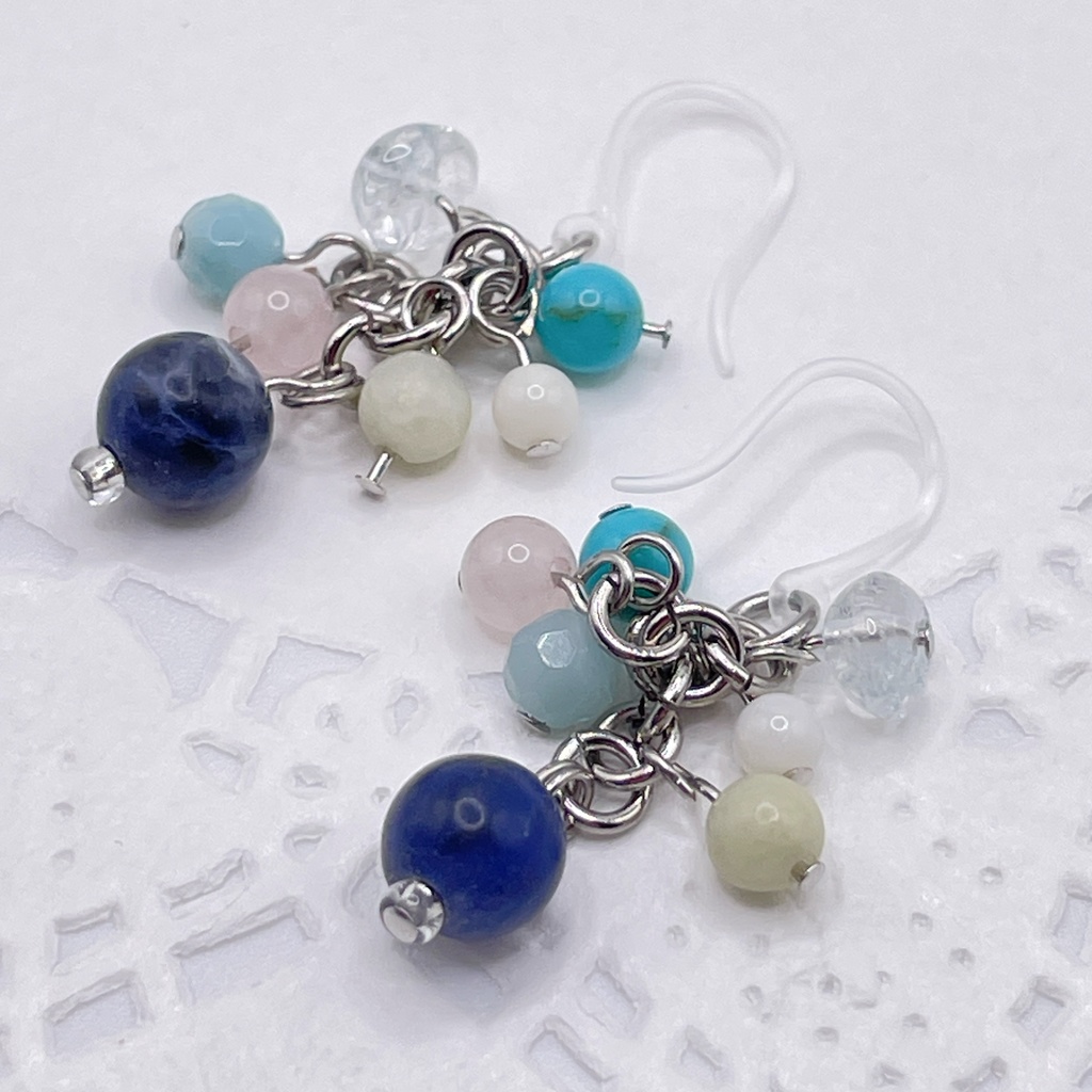 アシリパ概念アクセ|推しカラーにも◎ ソーダライト&ターコイズ&ローズクォーツの天然石ピアス(イヤリング/チャーム)|u-034