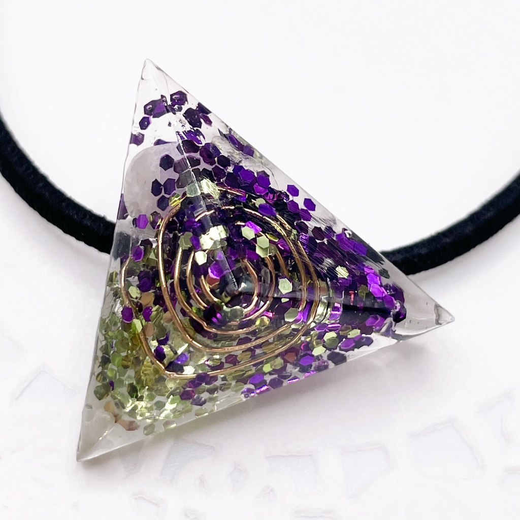 One of a Kind Hair Tie|三角錐のオルゴナイトの天然石ヘアゴム/緑×紫・ローズクォーツ|g-011【One of a Kind Pyramid Hair Tie – Natural Stone Accessory】