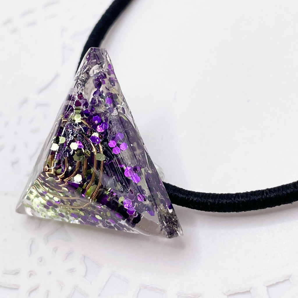 One of a Kind Hair Tie|三角錐のオルゴナイトの天然石ヘアゴム/緑×紫・ローズクォーツ|g-011【One of a Kind Pyramid Hair Tie – Natural Stone Accessory】