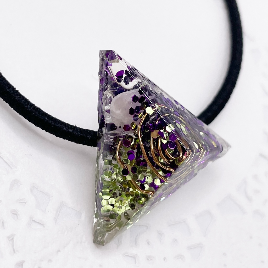 One of a Kind Hair Tie|三角錐のオルゴナイトの天然石ヘアゴム/緑×紫・ローズクォーツ|g-011【One of a Kind Pyramid Hair Tie – Natural Stone Accessory】