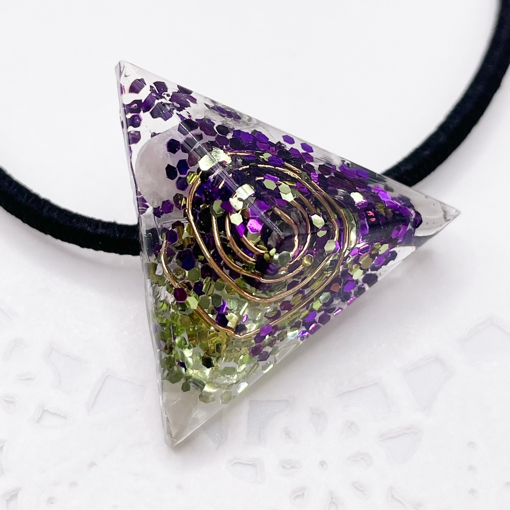 One of a Kind Hair Tie|三角錐のオルゴナイトの天然石ヘアゴム/緑×紫・ローズクォーツ|g-011【One of a Kind Pyramid Hair Tie – Natural Stone Accessory】
