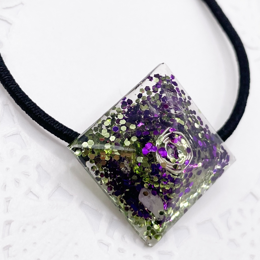One of a Kind Hair Tie|四角錐のオルゴナイト天然石ヘアゴム(緑×紫・ローズクォーツ)|g-012【One of a Kind Pyramid Hair Tie – Natural Stone Accessory】