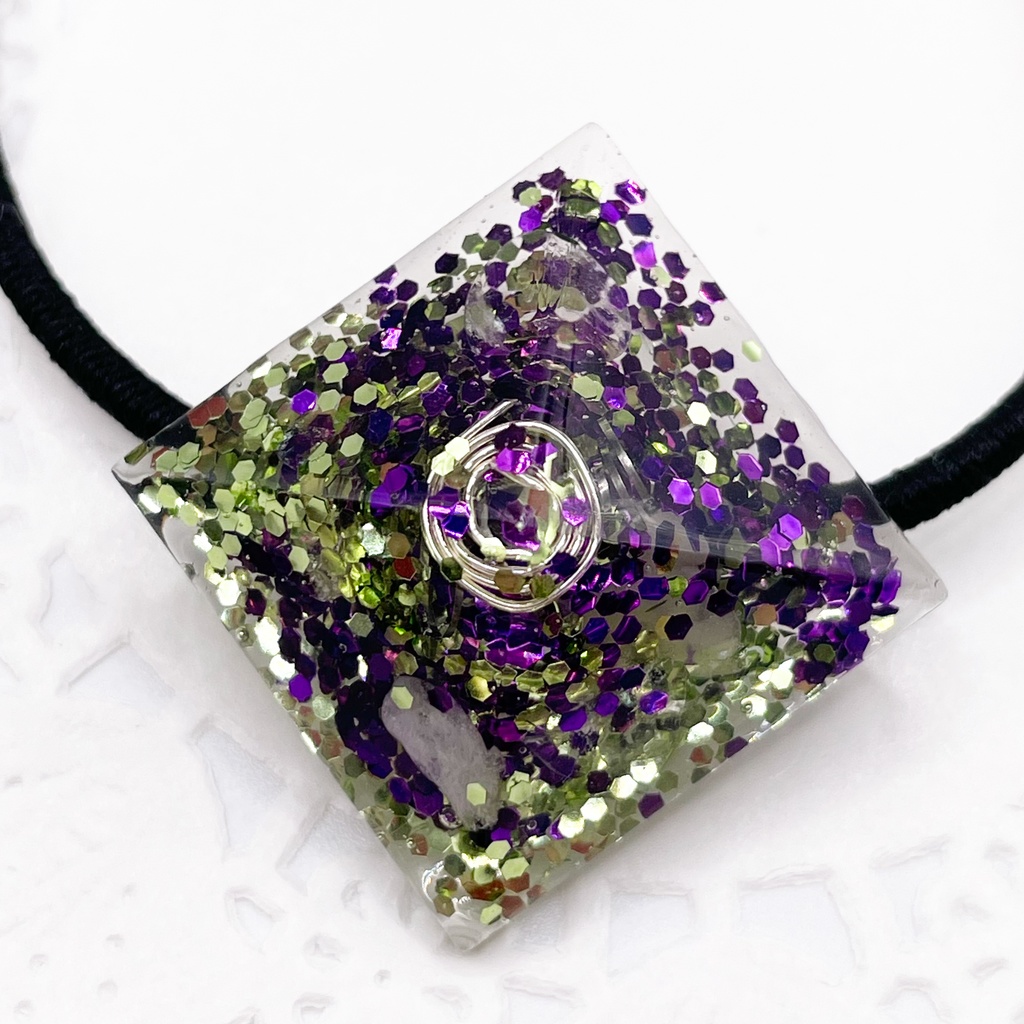 One of a Kind Hair Tie|四角錐のオルゴナイト天然石ヘアゴム(緑×紫・ローズクォーツ)|g-012【One of a Kind Pyramid Hair Tie – Natural Stone Accessory】