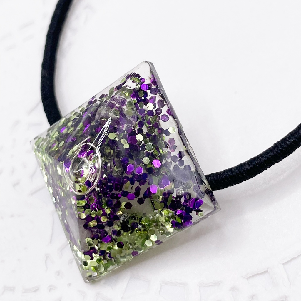 One of a Kind Hair Tie|四角錐のオルゴナイト天然石ヘアゴム(緑×紫・ローズクォーツ)|g-012【One of a Kind Pyramid Hair Tie – Natural Stone Accessory】