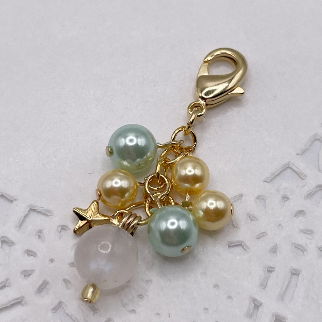 Lucky Charm|ムーンストーン&イエロー×グリーンのパールの天然石チャーム(ペンダントトップ/片耳ピアス)|g-017