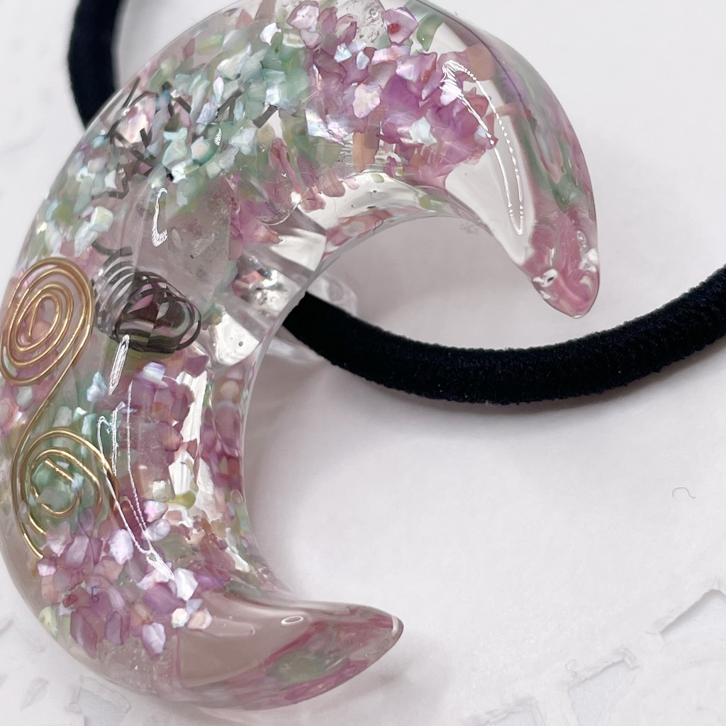 月鯉・鯉月概念アクセ|推しカラーにも◎ ぬいアクセにも◎|月のオルゴナイトの天然石ヘアゴム/ミントグリーン×パープル・水晶|g-019