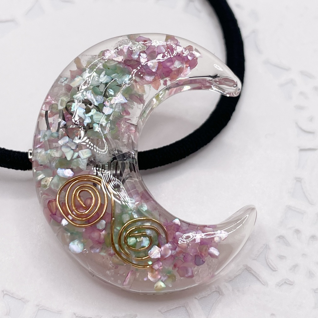 月鯉・鯉月概念アクセ｜推しカラーにも◎ ぬいアクセにも◎｜月のオルゴナイトの天然石ヘアゴム/ミントグリーン×パープル・水晶｜g-019