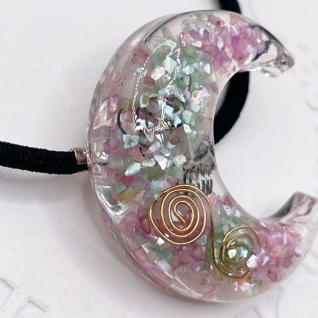 月鯉・鯉月概念アクセ|推しカラーにも◎ ぬいアクセにも◎|月のオルゴナイトの天然石ヘアゴム/ミントグリーン×パープル・水晶|g-019