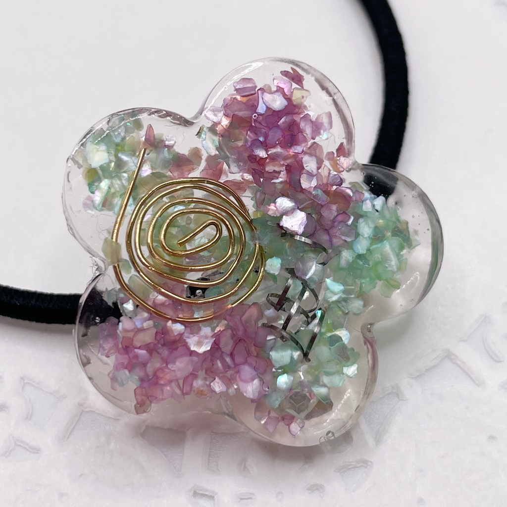 月鯉・鯉月概念アクセ|推しカラーにも◎ ぬいアクセにも◎花のオルゴナイトの天然石ヘアゴム/ミントグリーン×パープル・水晶|g-020