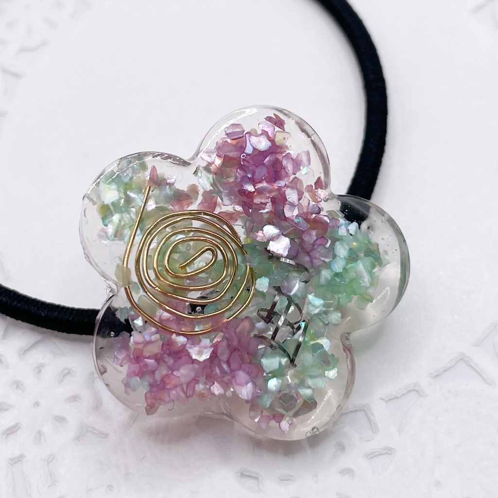 月鯉・鯉月概念アクセ|推しカラーにも◎ ぬいアクセにも◎花のオルゴナイトの天然石ヘアゴム/ミントグリーン×パープル・水晶|g-020