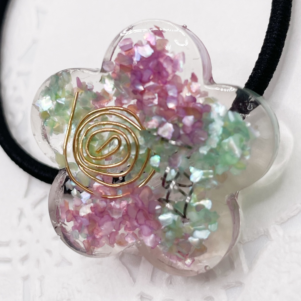 月鯉・鯉月概念アクセ|推しカラーにも◎ ぬいアクセにも◎花のオルゴナイトの天然石ヘアゴム/ミントグリーン×パープル・水晶|g-020