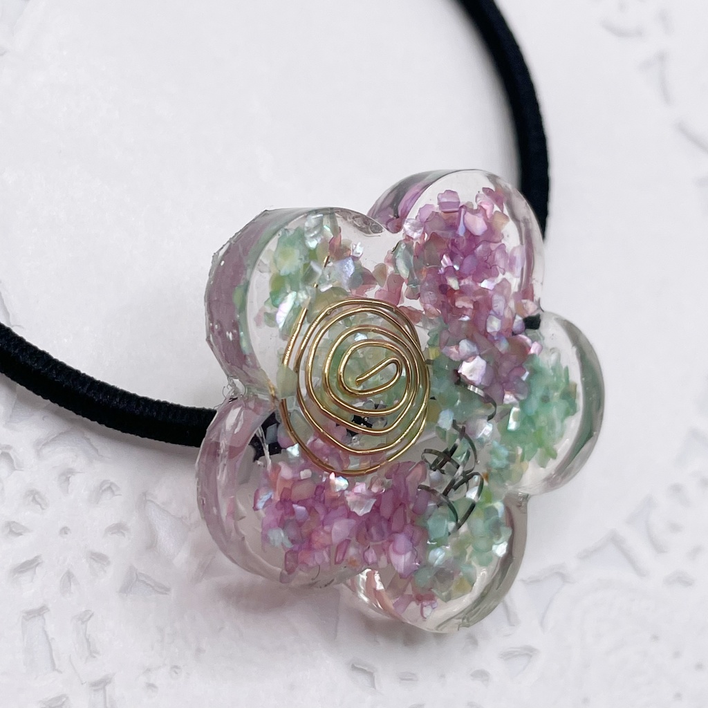 月鯉・鯉月概念アクセ|推しカラーにも◎ ぬいアクセにも◎花のオルゴナイトの天然石ヘアゴム/ミントグリーン×パープル・水晶|g-020
