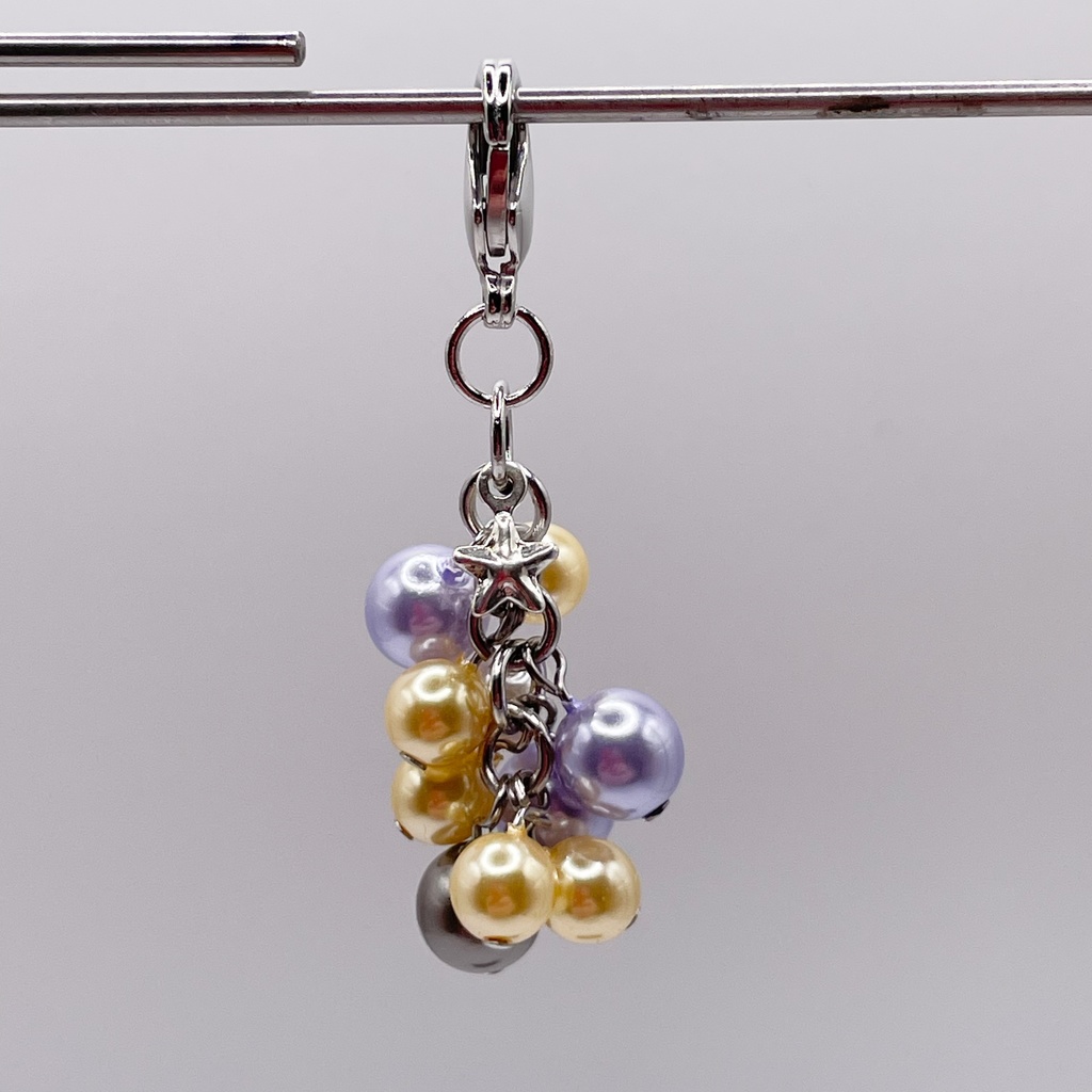 尾鯉概念アクセ|推しカラーにも◎ |黄色×紫のパールのチャーム(ペンダントトップ/片耳ピアス)|g-032