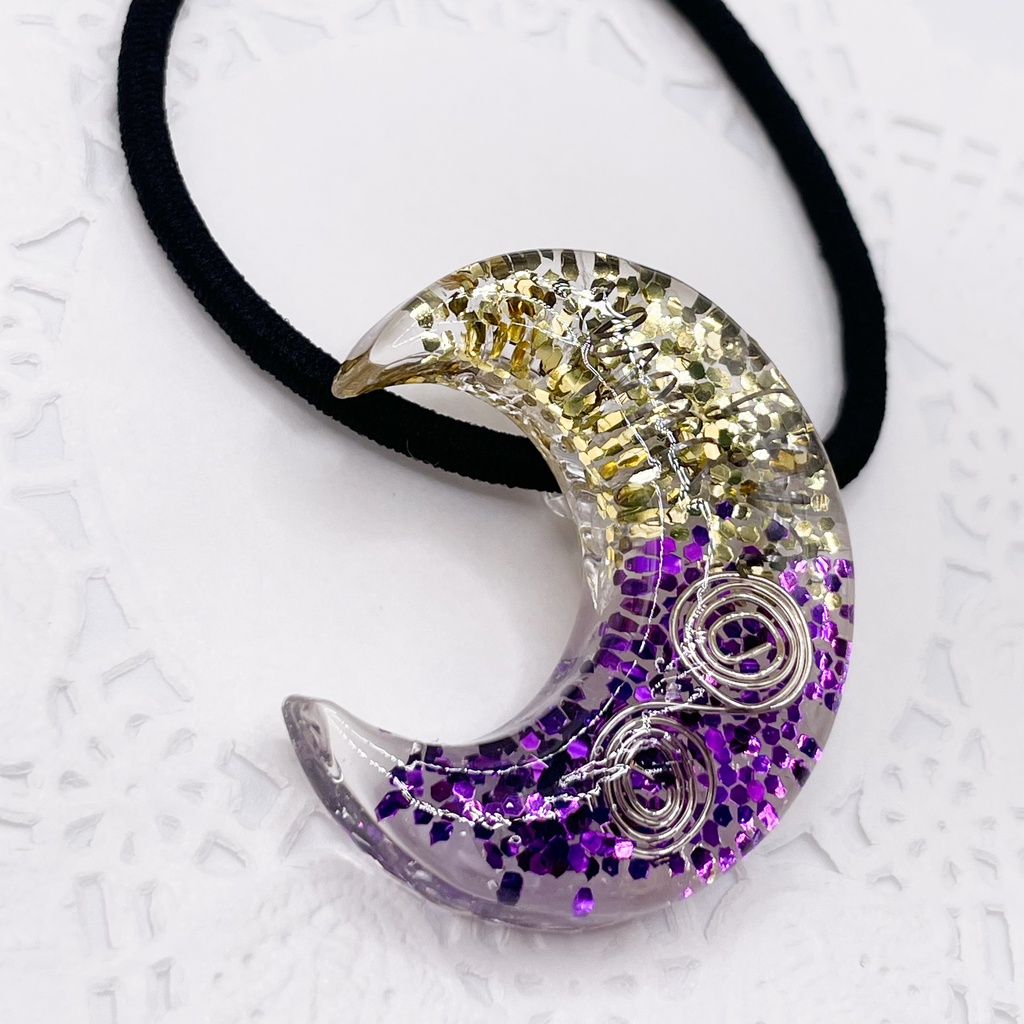 尾鯉・鯉尾概念アクセ|推しカラーにも◎ ぬいアクセにも◎|月のオルゴナイトの天然石ヘアゴム/紫×ゴールド・水晶|g-038