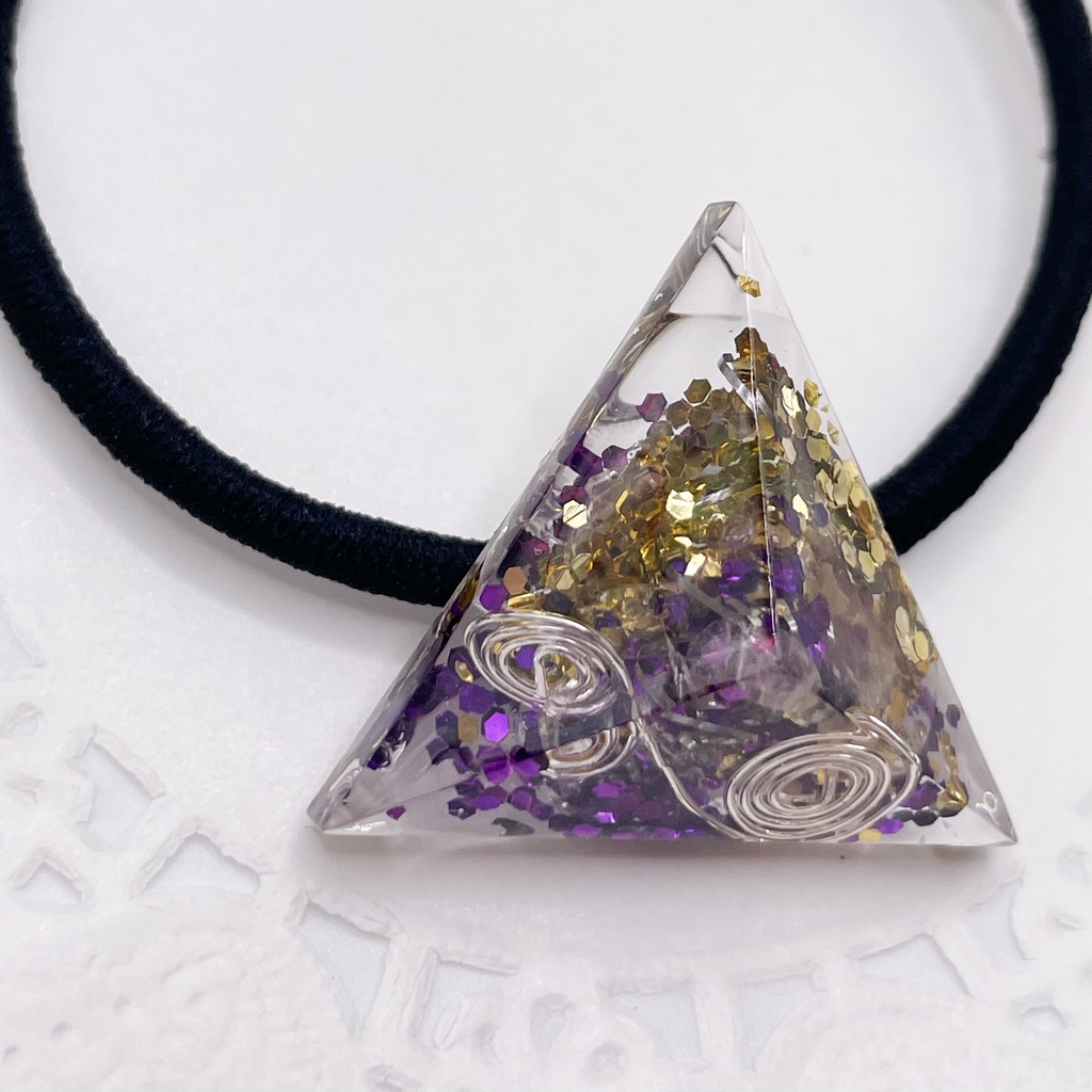 尾鯉・鯉尾概念アクセ|推しカラーにも◎ ぬいアクセにも◎|三角錐のオルゴナイトの天然石ヘアゴム/紫×ゴールド・水晶|g-039