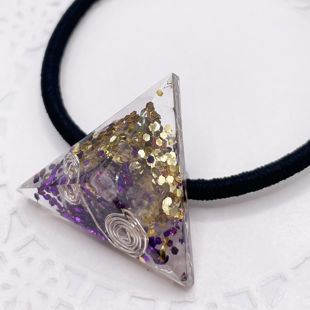 尾鯉・鯉尾概念アクセ|推しカラーにも◎ ぬいアクセにも◎|三角錐のオルゴナイトの天然石ヘアゴム/紫×ゴールド・水晶|g-039