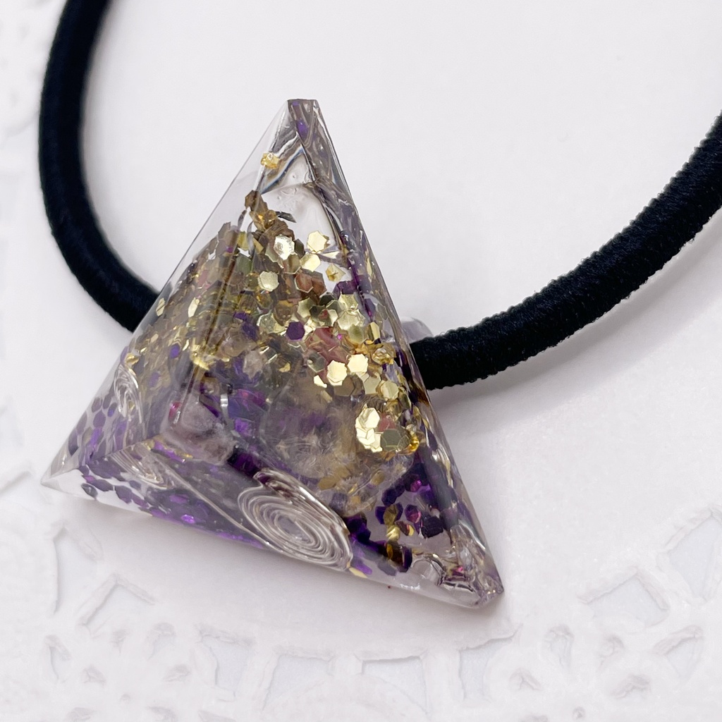尾鯉・鯉尾概念アクセ|推しカラーにも◎ ぬいアクセにも◎|三角錐のオルゴナイトの天然石ヘアゴム/紫×ゴールド・水晶|g-039