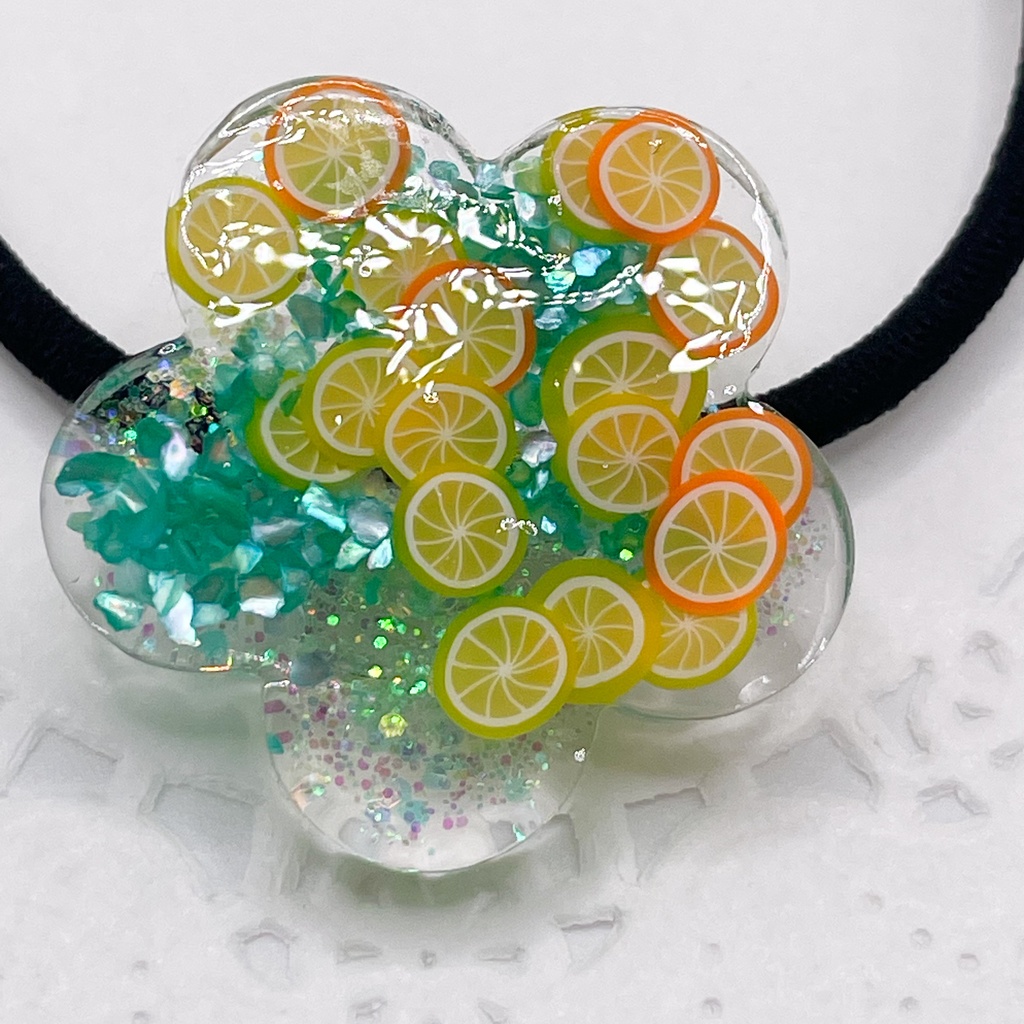 月島軍曹概念アクセ｜推しカラーにも◎ ｜お花×カットフルーツのレジンヘアゴム／緑・グリーン｜g-047