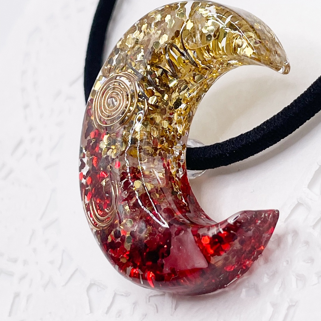杉尾概念アクセ|推しカラーにも◎ ぬいアクセにも◎月のオルゴナイト天然石ヘアゴム(赤×黄色・水晶/ローズクォーツ)|g-049
