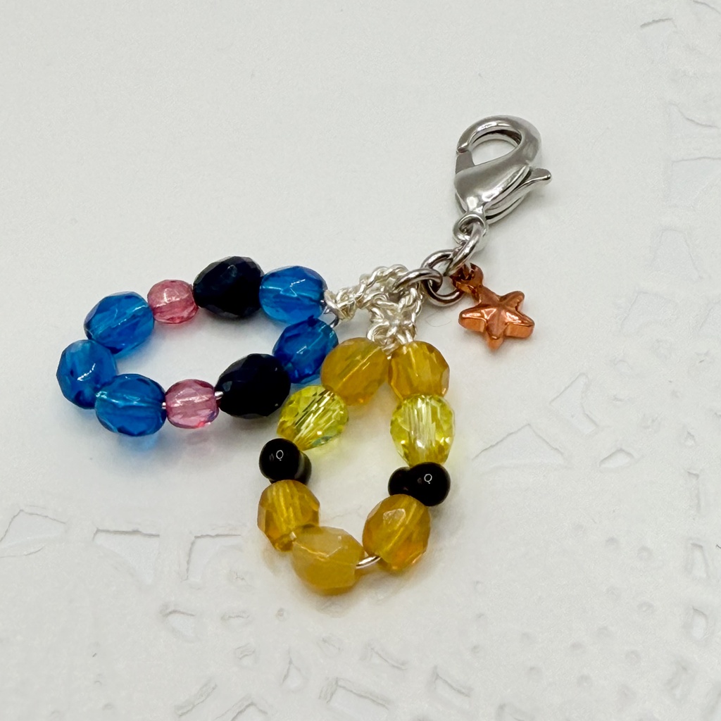 勇尾概念アクセ|推しカラーにも◎ |ガラスビーズのキラキラチャーム/ネイビー×イエロー|g-068