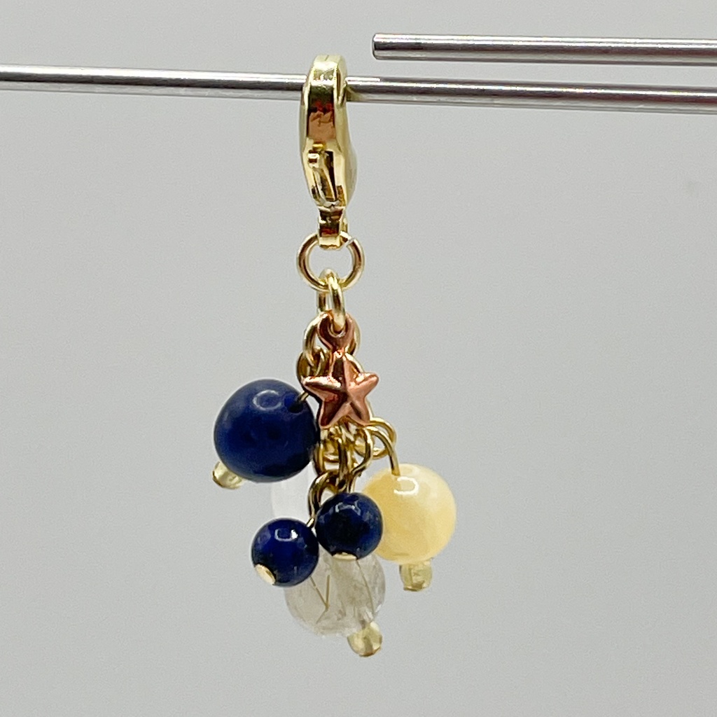 勇尾概念アクセ|推しカラーにも◎ |ルチルクォーツ&ラピスラズリ&トパーズの天然石チャーム(ペンダントトップ/片耳ピアス)|g-070