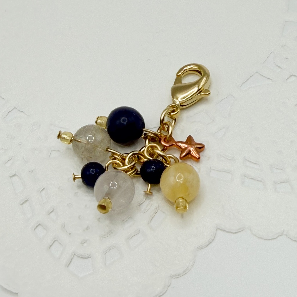勇尾概念アクセ|推しカラーにも◎ |ルチルクォーツ&ラピスラズリ&トパーズの天然石チャーム(ペンダントトップ/片耳ピアス)|g-070