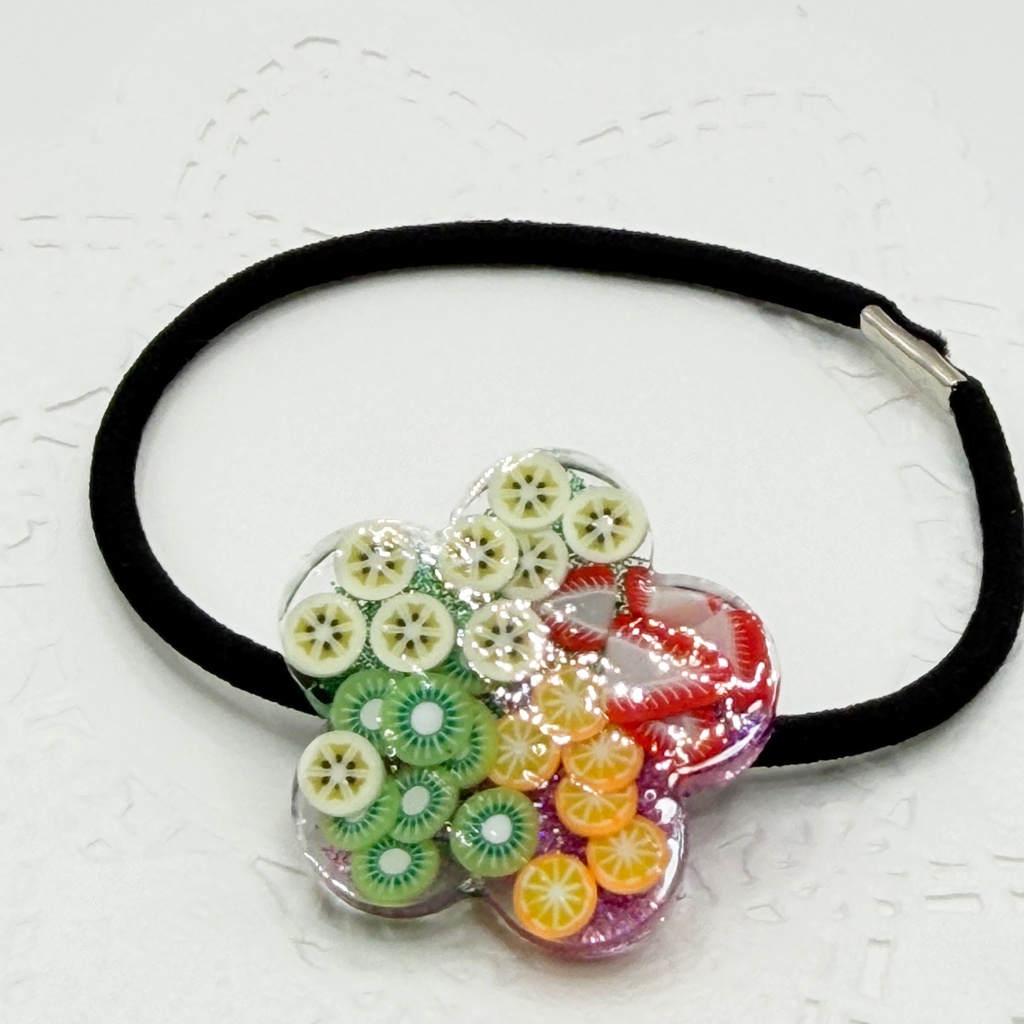 月鯉・鯉月概念アクセ|推しカラーにも◎ |フルーツ×お花のレジンヘアゴム/紫×緑|g-076