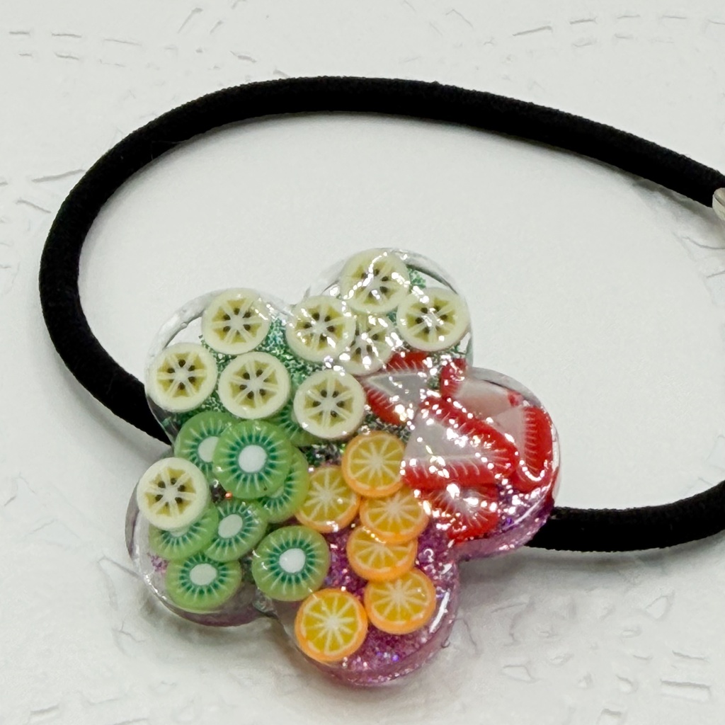 月鯉・鯉月概念アクセ|推しカラーにも◎ |フルーツ×お花のレジンヘアゴム/紫×緑|g-076