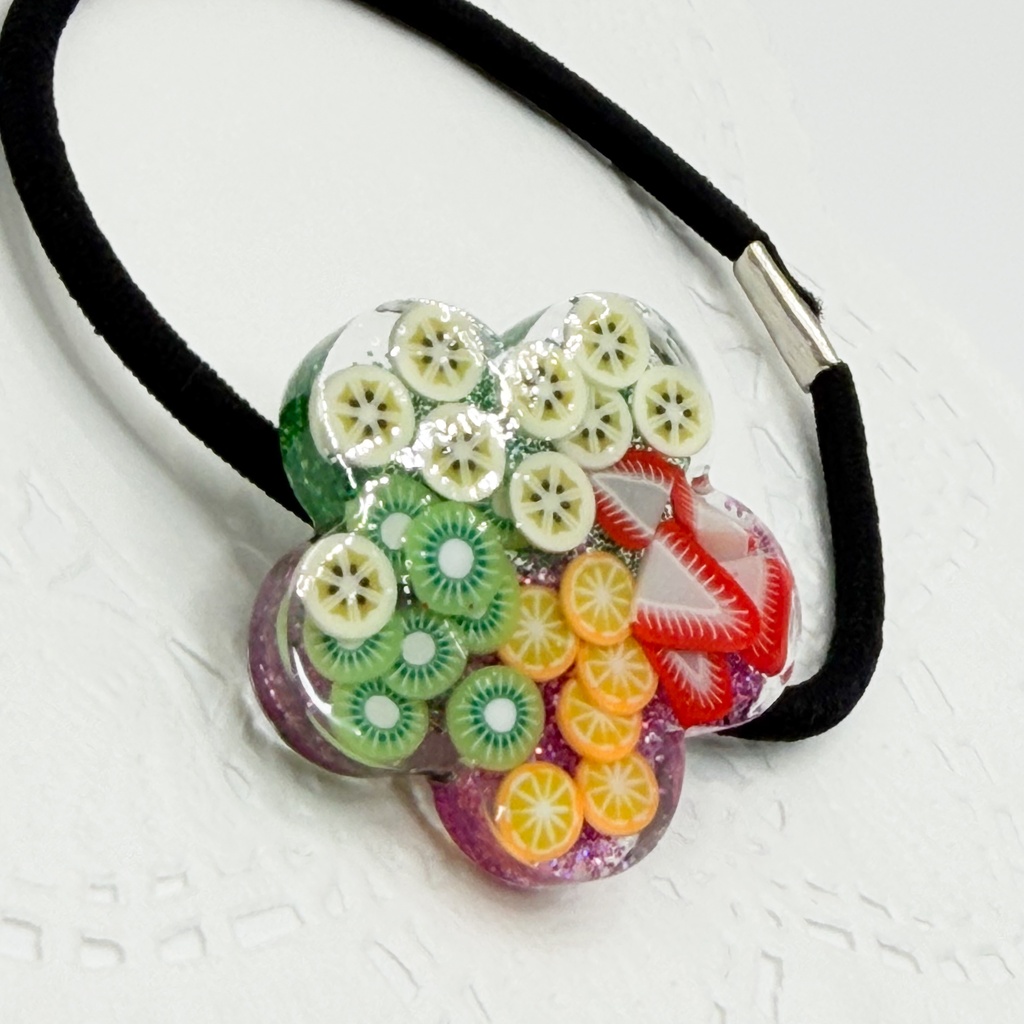 月鯉・鯉月概念アクセ|推しカラーにも◎ |フルーツ×お花のレジンヘアゴム/紫×緑|g-076
