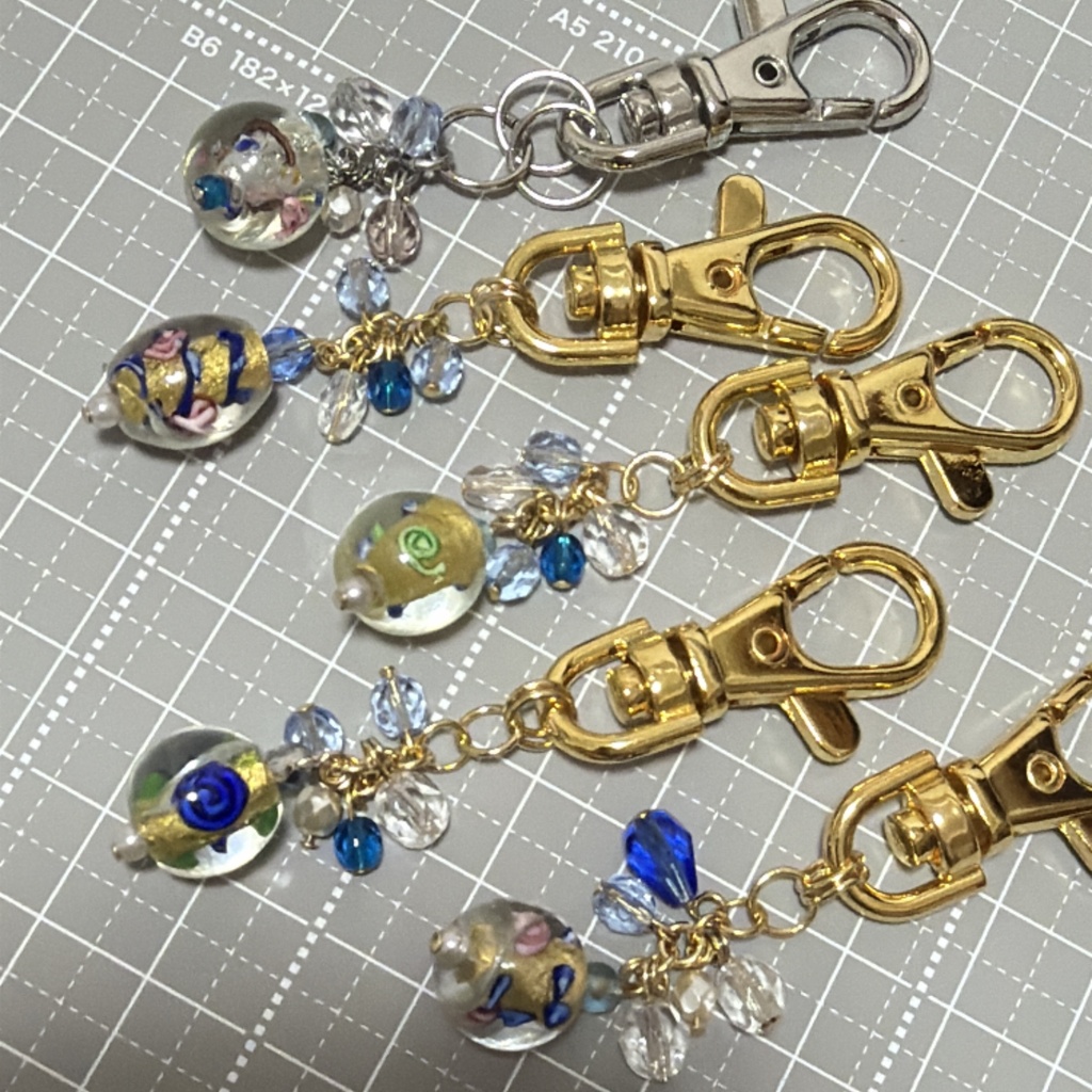 とんぼ玉のキーホルダー(青×ゴールド)|tb-04