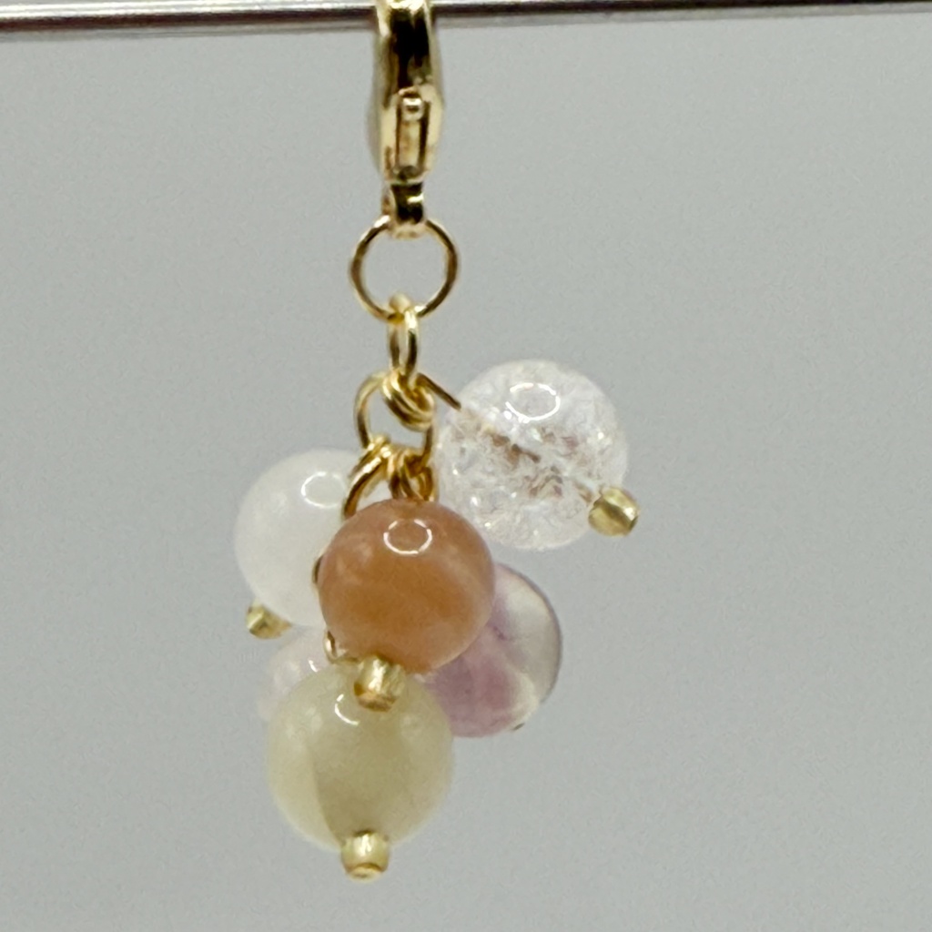 【受注制作】ムーンストーン&ホワイトカルセドニー&クラック水晶の天然石チャーム(イヤリング/ピアス)|i-042
