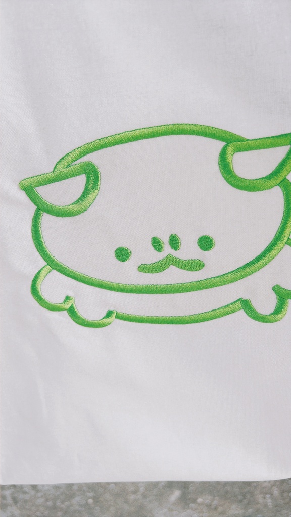 ドデカ刺しゅうトートバッグ