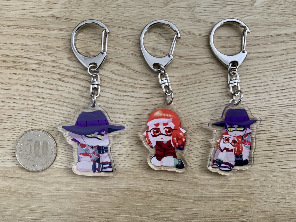 おすわりアクキー