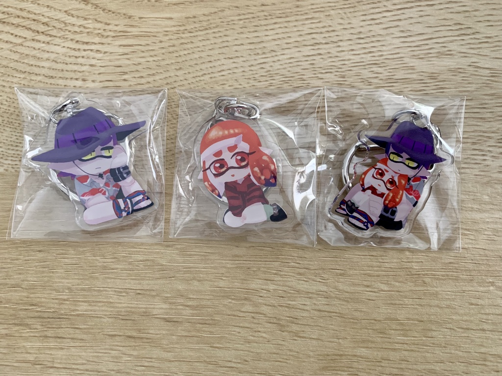 おすわりアクキー